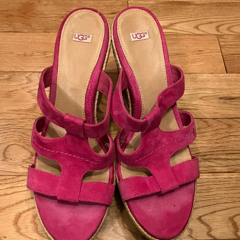 UGG Women's Fuchsia Sandals - Picture 1 of 6